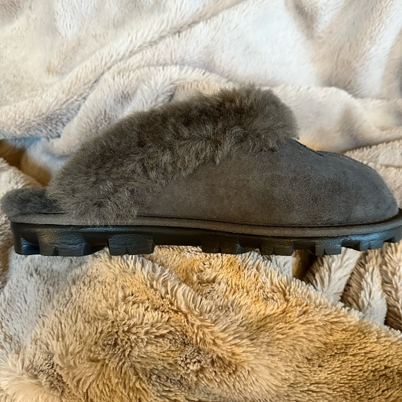 Ugg Slippers for MEN or WOMEN. Brand New. Grey, size 12 US. Never worn. - Picture 4 of 9